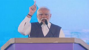 செல்போனில் டார்ச் அடியுங்கள்.. சொன்ன மோடி.. தூத்துக்குடியில் ஒளிர்ந்த செல்போன்கள் 