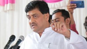  மகாராஷ்டிராவில் காங்கிரஸுக்கு மரண அடி- 12 எம்எல்ஏக்களுடன் மாஜி சிஎம் அசோக் சவாண் பாஜகவுக்கு ஓட்டம்!