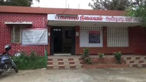 என்னப்பா சொல்றீங்க.. ஆண்டிப்பட்டி போலீஸ் ஸ்டேசன் பக்கத்துலயேவா.. அதுவும் ஆடிட்டர் வீட்டிலா அப்படி? 