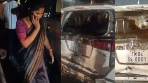 லாரி மோதி விபத்து.. உடைந்த கார் கண்ணாடிகள்.. பதற்றத்துடன் சுற்றி வந்த மேயர் பிரியா? என்ன நடந்தது