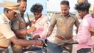பெட்ரோல் டேங்க் ‛ஃபுல்லா சரக்கு’.. வசமாய் சிக்கிய இளைஞர்! ராஜதந்திரம் வீணானது எப்படி? 