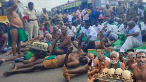 வந்துட்டாரு அய்யாக்கண்ணு! டெல்லி விவசாயிகள் போராட்டத்திற்கு திருச்சி மொபைல் டவரில் ஏறி ஆர்ப்பாட்டம் 