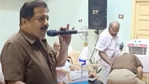 சிவகுமார் பேசிட்டேயிருந்தாரு.. திடீர்னு பழ. கருப்பையாவை பார்த்ததுமே.. சிலிர்த்த சிவகங்கை.. அதே அதே