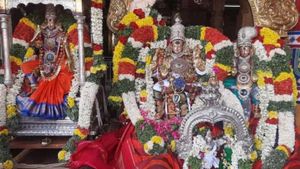 கோடி கோடியாக செல்வம் தேடிவரும்.. மீனாட்சி அம்மன் கோவில் பள்ளியறை பூஜை தரிசன ரகசியம் 