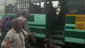 ‛மாட்டுக்கறி தானே’.. தர்மபுரி அரசு பஸ்சில் இறக்கப்பட்ட பட்டியலின பெண்! கண்டக்டர் அராஜகம் - சஸ்பெண்ட்