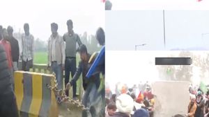 டெல்லி எல்லைகளில் டிரோன்களில் பல நூறு கண்ணீர் புகை குண்டுகள் வீச்சு- தடைகளை உடைக்கும் விவசாயிகள்! 