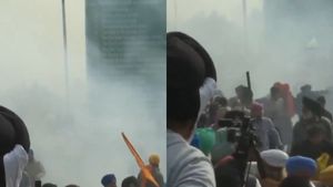 விவசாயிகள் மீது போலீஸ் கண்ணீர் புகை குண்டு வீச்சு-தடையை உடைத்து டெல்லி நோக்கி முன்னேறுவதால் பதற்றம்!