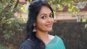 நான் என் வண்டிலதான் வருவேன்.. கைது பண்ற அளவுக்கு நான் எந்த தவறும் செய்யலை.. நடிகை ஜெயலட்சுமி அடம் 