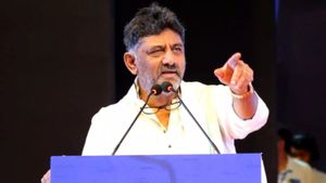 குறிவைக்கப்படும் எம்எல்ஏக்கள்.. கர்நாடகாவில் களைகட்டிய ‛குதிரை பேரம்’.. போலீசுக்கு ஓடிய காங்கிரஸ் 
