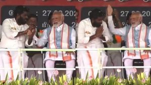 மேடைக்கு அவசரமாக ஓடி வந்த அண்ணாமலையின் தோளில் தட்டி! கையை இறுக பற்றிய பிரதமர் நரேந்திர மோடி! 