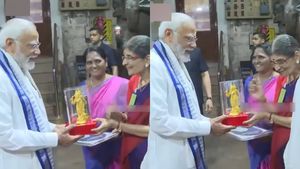 பிடிஆரின் தாய் கொடுத்த பரிசு! சிலையை வாங்கியதும் பிரதமர் மோடி தந்த ரியாக்சன்! மதுரையில் சுவாரசியம்