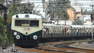 பயணிகளே நோட் பண்ணிக்கோங்க! சென்ட்ரல் - அரக்கோணம் இடையே இன்று 10 மின்சார ரயில்கள் ரத்து.. விவரம்