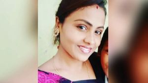 அரண்ட பெங்களூர்..டிபன் கூட செய்யாமல் அப்படியென்ன தூக்கம்? மகனின் ஆவேசம்.. காலங்காத்தாலேயே அலறிய தாய்