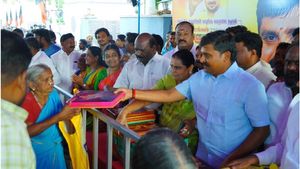 திமுக உறுப்பினர் அட்டையை திருப்பிக் கொடுத்த கட்சிக்காரர்! திகைத்துப் போன அமைச்சர் நேரு மகன்! 