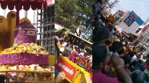 திண்டுக்கல் கோட்டை மாரியம்மன் மாசி திருவிழா: பூ ரதத்தில் உலா வந்த மாரியம்மன்.. சிலிர்த்த பக்தர்கள் 