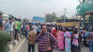 கிளாம்பாக்கத்தில் பயணிகள் மறியல்! 6 மணி நேர காத்திருப்பு.. பேருந்துகள் இல்லாததற்கு காரணம் இதுதான் 