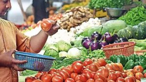 இஞ்சி,பூண்டு மட்டுமல்ல.. கண்ணீர் விட வைக்கும் காய்கறிகள் விலை.. அச்சத்தில் இல்லத்தரசிகள் 