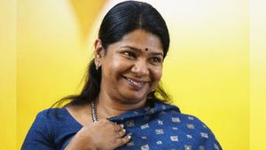 2 மணி நேரத்தில் அகற்றப்பட்ட தீண்டாமைச் சுவர்! கலெக்டரிடம் கறார் காட்டிய கனிமொழி! 