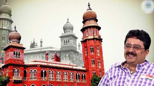 பெண் பத்திரிக்கையாளர்கள் குறித்த சர்ச்சை பேச்சு.. எஸ்.வி. சேகருக்கு 1 மாதம் சிறை.. ரூ.15000 அபராதம்