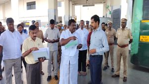  750 பேருந்துகள் கூடுதலாக இயங்கும்.. கிளாம்பாக்கத்தில் இருந்து 550 பஸ்.. அமைச்சர் சிவசங்கர் தகவல்!