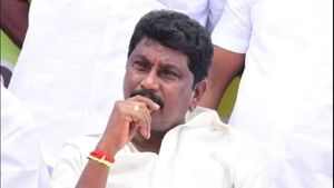 கூவத்தூரில் நடிகையுடன் எம்எல்ஏக்கள் உல்லாசம் என உளறல்! எதிர்ப்பால் பணிந்து மன்னிப்பு கேட்ட ஏவி ராஜு 