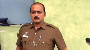 போலீஸ்காரரே இப்படி செய்யலாமா? பொள்ளாச்சியில் தொடர்ந்து செயின் பறித்த ஏட்டு.. ஷாக் பின்ணி 