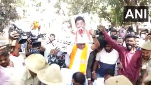 'தென்னிந்தியா தனி நாடு’- பெங்களூரில் காங். எம்பி வீடு முற்றுகை- தடுத்த போலீஸ்- பாஜகவினரால் பதற்றம்! 