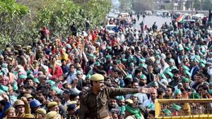 மத்திய பாஜக அரசுக்கு திடீர் நெருக்கடி! டெல்லியை முற்றுகையிட்ட விவசாயிகள்! பதறி ஓடிய அமைச்சர்கள்! 