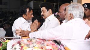 வெற்றி உடல் அருகே சோகமே உருவாக நின்ற சைதை துரைசாமி..கையை பிடித்து ஆறுதல் சொன்ன முதல்வர் ஸ்டாலின்