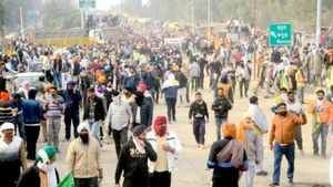 டெல்லி எல்லையில் நீடிக்கும் பதற்றம்.. 5வது நாளாக விவசாயிகள் போராட்டம்.. ஹரியானாவில் டிராக்டர் பேரணி