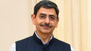  ஆளுநர் ரவி வருகையால் கோவிலில் இருந்து வெளியேற்றப்பட்ட பக்தர்கள்.. திருபுவனத்தில் அதிர்ச்சி!