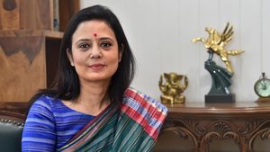 ‛எம்பி பதவி போனாலும் விடலையே’.. மஹுவா மொய்த்ராவுக்கு அமலாக்கத்துறை அதிரடி சம்மன்.. வழக்கு இதுதான் 