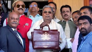 பெங்களூரில் இனி நள்ளிரவு 1 மணி வரை கடைகள் திறந்திருக்க அனுமதி.. பட்ஜெட்டில் அறிவித்த சித்தராமையா 