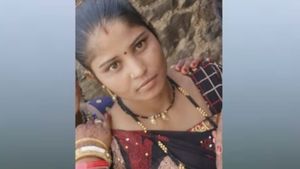 அர்த்தராத்திரியில்.. மண்வெட்டியுடன் நின்ற கணவர்.. தூங்கி கொண்டிருந்த ரேஷ்மா ஒரே கதறல்.. அடக்கடவுளே