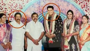 600 பவுன் தங்கம், 20 கிலோ வெள்ளி, 4 வைர நெக்லஸ்! சீதனத்தை லிஸ்ட் போட்ட மாஜி அதிமுக எம்எல்ஏ மருமகள் ! 