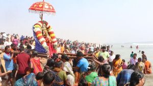 மாசி மகம்.. சென்னை மெரீனா கடற்கரையில் புனித நீராடல்.. கடலூர் கடற்கரையில் முன்னோர்களுக்கு தர்ப்பணம் 
