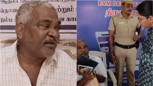 'பெண் குழந்தை இல்லையே.. ஒரு வாய் சோறு கூட போட மாட்றாங்க'.. திருவாரூர் கலெக்டரிடம் முதியவர் கண்ணீர் 