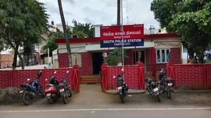 திருப்பூர் நூல் வியாபாரிக்கே நூல் விட்டு, அமலாக்கத்துறை பெயரில் அபேஸ்..  கோடியை காலி செய்த கேடிகள் 