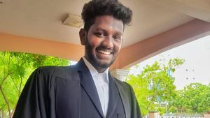 சாதிச்சுட்டாரு பாலமுருகன்.. விவசாயக் கூலியாக இருந்துகொண்டே சட்டப்படிப்பு! 23 வயதில் நீதிபதியாக தேர்வு 