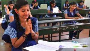 தமிழகத்தில் பிளஸ் 1 பொதுத்தேர்வு இன்று ஆரம்பம்..  8.20 லட்சம் மாணவ மாணவிகள் தேர்வு எழுதுகிறார்கள் 