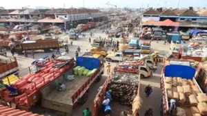 கோயம்பேட்டில்.. சின்ன வெங்காயம் சர்னு இறங்குது.. தக்காளியோ விர்னு ஏறுது.. சென்னையில் பெரிய மாற்றம்