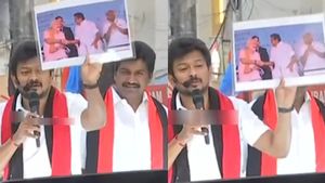 நான் கல்லை காட்டினேன்! ஆனா எடப்பாடி பல்லை காட்டிக்கொண்டு இருந்தாரே.. போட்டோவை கையில் எடுத்த உதயநிதி 