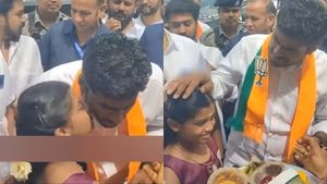 அண்ணாமலையின் கன்னத்தில் அன்பு முத்தம்.. கோவை சிறுமிக்கு பாஜக தலைவர் சொன்ன ‛அட்வைஸ்’ 