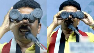  பூமராங் ஆன கிண்டல்! பைனாகுலரோடு வந்த மதுரை அதிமுக வேட்பாளர் சரவணன்.. லென்ஸ் மூடியை கழட்டவே இல்லையே!