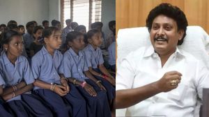 6 ஆம் வகுப்பு மாணவர்களுக்கு பள்ளியிலேயே வங்கிக்கணக்கு தொடங்கலாம்.. அன்பில் மகேஷ் அதிரடி அறிவிப்பு 