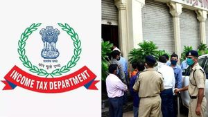காலையிலேயே கிளம்பிய ஐடி அதிகாரிகள்.. சென்னையில் 10க்கும் மேற்பட்ட இடங்களில் வருமான வரித்துறை சோதனை 