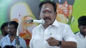  “யாராவது கிளம்பினா ரத்தம் கக்கி சாவீங்க.. மந்திரம் போட்டு வச்சிருக்கேன்” பீதியாக்கிய செல்லூர் ராஜூ!
