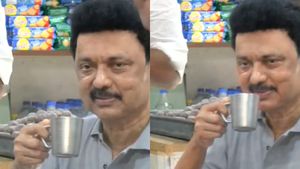 ஸ்டாலினை பார்த்ததுமே.. பூரித்த தஞ்சாவூர்! சட்டென தேனீர் கடைக்குள் நுழைந்து டீ குடித்த முதல்வர்! 