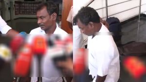 ராமநாதபுரத்தில் செய்தியாளர்களை பார்த்ததும் திரு திருவென முழித்து எஸ்கேப் ஆன ஓபிஎஸ்கள் 
