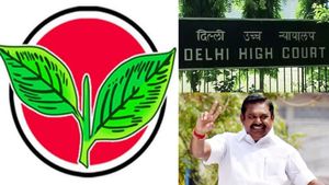 இரட்டை இலைக்கு சிக்கலா? எடப்பாடி பழனிசாமிக்கு எதிரான வழக்கில் டெல்லி ஹைகோர்ட் இன்று உத்தரவு